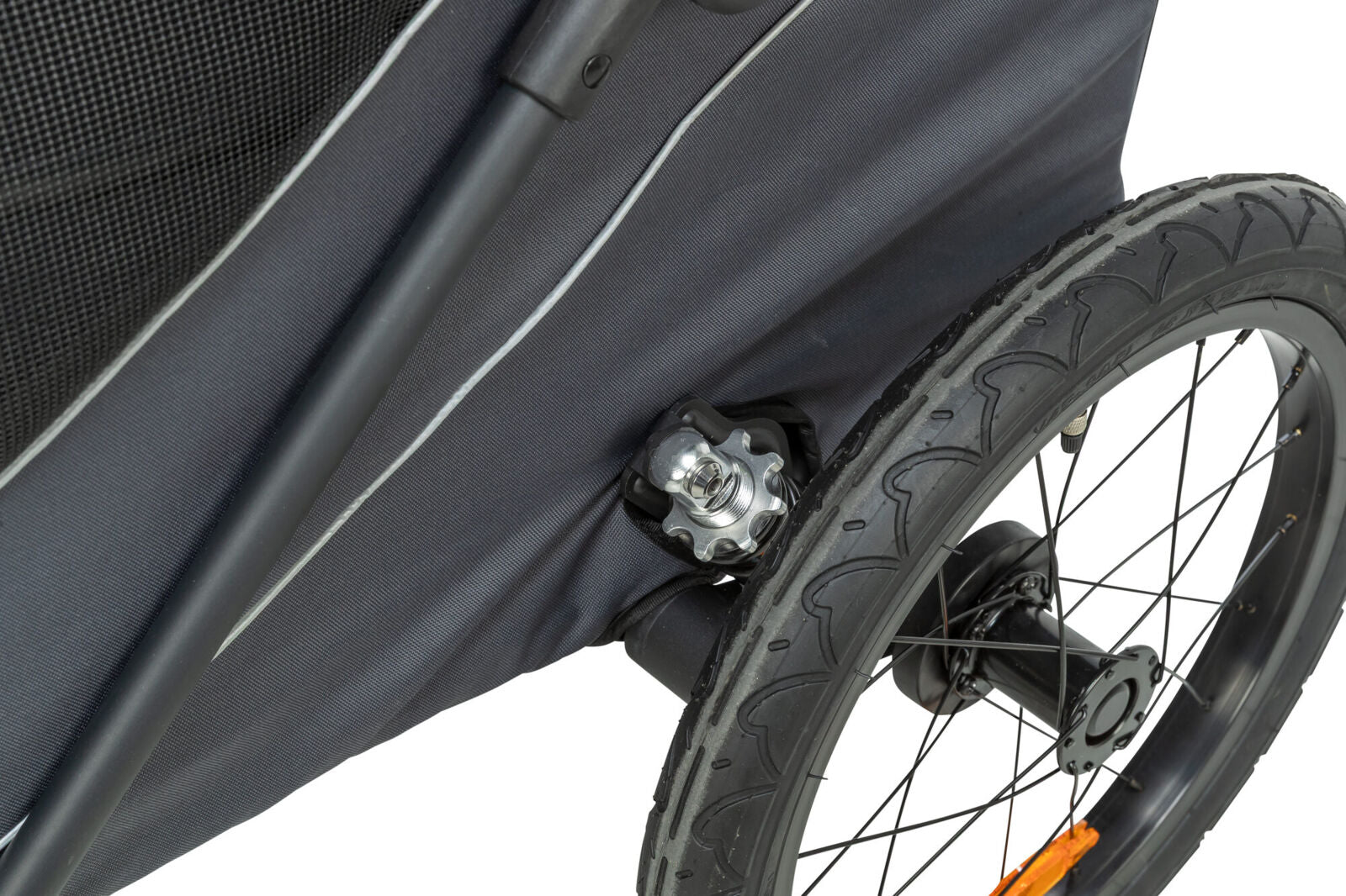 Ein Fahrradanhänger zeigt ein partielles Rad mit schwarzen Speichen und einem befestigten Rahmen auf grauem Stoff.