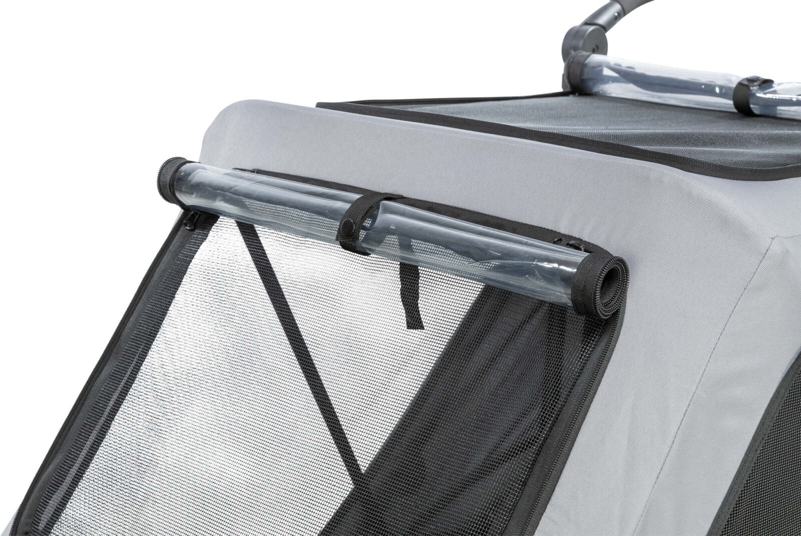 Grau-schwarzer Fahrradanhänger mit Netzstoff und transparenten Abdeckungen, Detailansicht des oberen Teils.