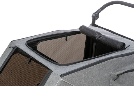 Grauer Fahrradanhänger mit geöffnetem, netzbespanntem Dach, schwarzen Akzenten und klappbarem Griff.