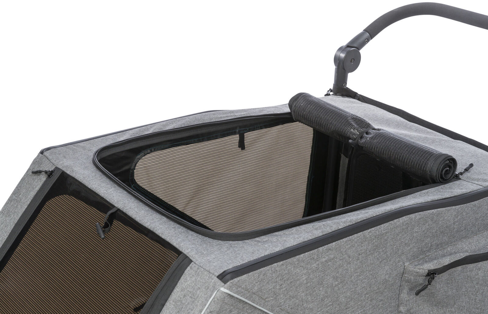 Grauer Fahrradanhänger mit geöffnetem, netzbespanntem Dach, schwarzen Akzenten und klappbarem Griff.