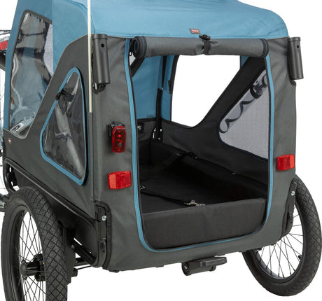 Fahrradanhänger mit blauer Abdeckung, großen Rädern und durchsichtigen Seitenfenstern, Rückseite geöffnet.