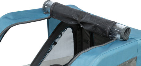 Nahaufnahme eines blauen Fahrradanhängers mit Netzfenster und gerolltem schwarzen Insektenschutz.