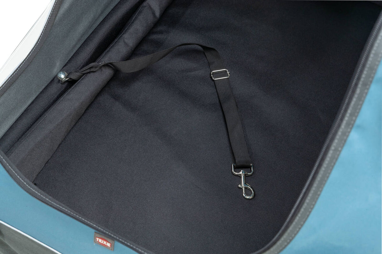 Innenansicht eines blauen Transportbehälters mit einem schwarzen Gurt und Metallkarabiner.