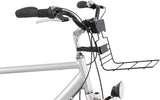 Fahrradlenker mit schwarzem Korbträger aus Metall und einem silbernen Rahmen, schwarzer Griff und Bremse sichtbar.