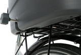 Nahaufnahme eines Fahrradträgers mit grauem Gehäuse, schwarzem Gestell und sichtbarer Befestigungsschraube.