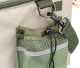 Nahaufnahme einer Tasche mit olivgrüner Netztasche, grauem Verschluss und Schnapphaken an beiger Oberfläche.