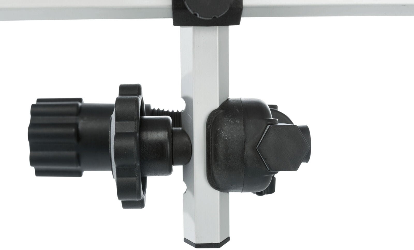 Schwarze Kunststoff-Teile an einem weißen Metallstab, seitliche Schraubverbindung sichtbar.