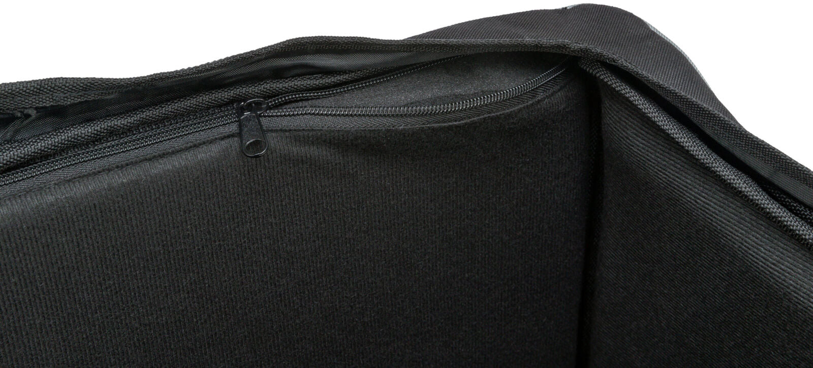 Schwarzer Reißverschluss an einer schwarzen Stofftasche mit sichtbarem Innenfutter und moderner Webstruktur.