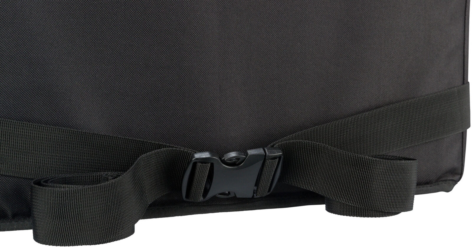 Schwarze Stofftasche mit breiten Riemen und Klickverschluss, Nahaufnahme der Schnalle auf strukturierter Oberfläche.