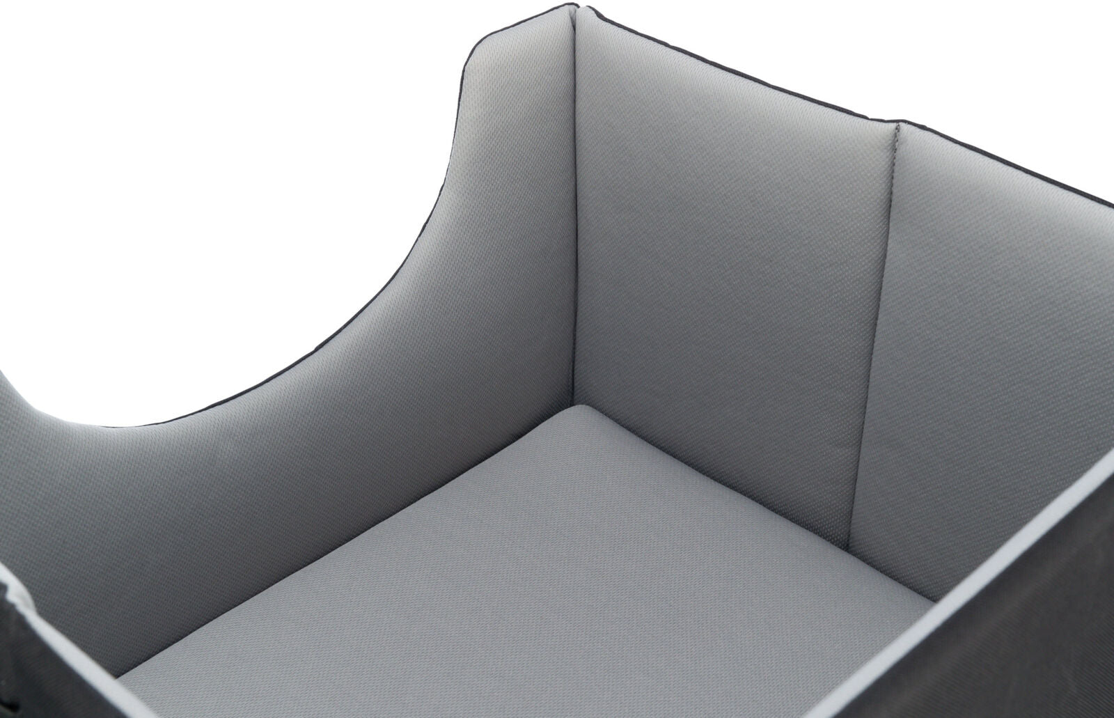 Grau gepolsterte Box mit hoher Umrandung und strukturiertem Stoff, innen und außen sichtbar.