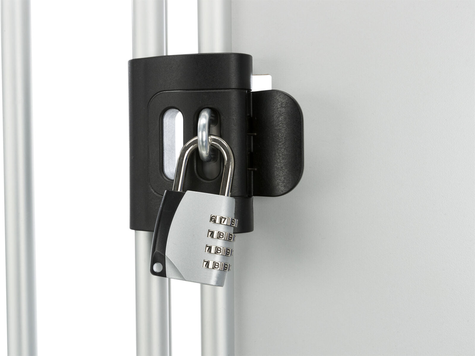 Schwarzes Vorhängeschloss mit Zahlenkombination sichert Metallstäbe an einer grauen Oberfläche.
