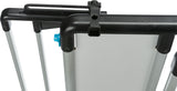 Schwarzer Rahmen mit blauen Elementen, verbunden durch silberne Metallstangen, Detail einer Konstruktion.