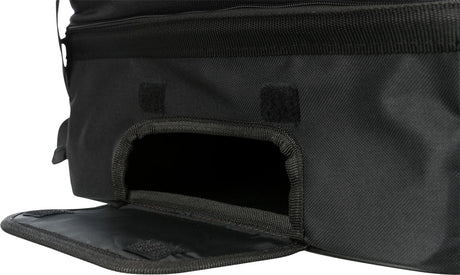 Eine schwarze Tasche mit offenem Fach und Klappe, die an den Ecken Klettverschlüsse hat.
