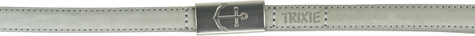 Grauer Gürtel oder Armband mit Metallschnalle und eingraviertem Ankersymbol, Schriftzug "TRIXIE" sichtbar.