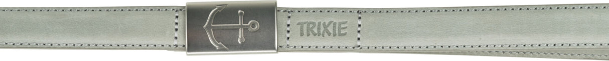 Grauer Ledergürtel mit Metallverschluss und Ankergravur, daneben eingestickter Text "TRIXIE".