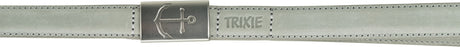 Grauer Ledergürtel mit Metallverschluss und Ankergravur, daneben eingestickter Text "TRIXIE".