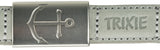 Silberne Metallschnalle mit eingraviertem Anker auf grauem Lederband, daneben der Schriftzug "TRIXIE".