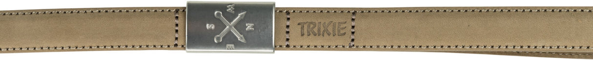 Beigefarbener Ledergürtel mit Metallplatte, darauf Kompass-Symbole und Text "TRIXIE", sichtbare Nähte.