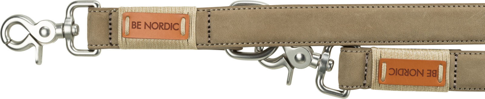 Graues Hundehalsband mit metallischen Schnallen und orangefarbenem Etikett mit Aufschrift "BE NORDIC".