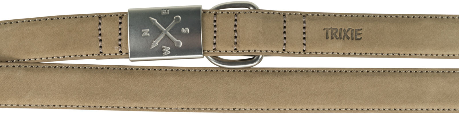 Ein beigefarbener Gürtel mit einer silbernen Metallschnalle und eingravierten Buchstaben sowie dem Schriftzug "TRIXIE".