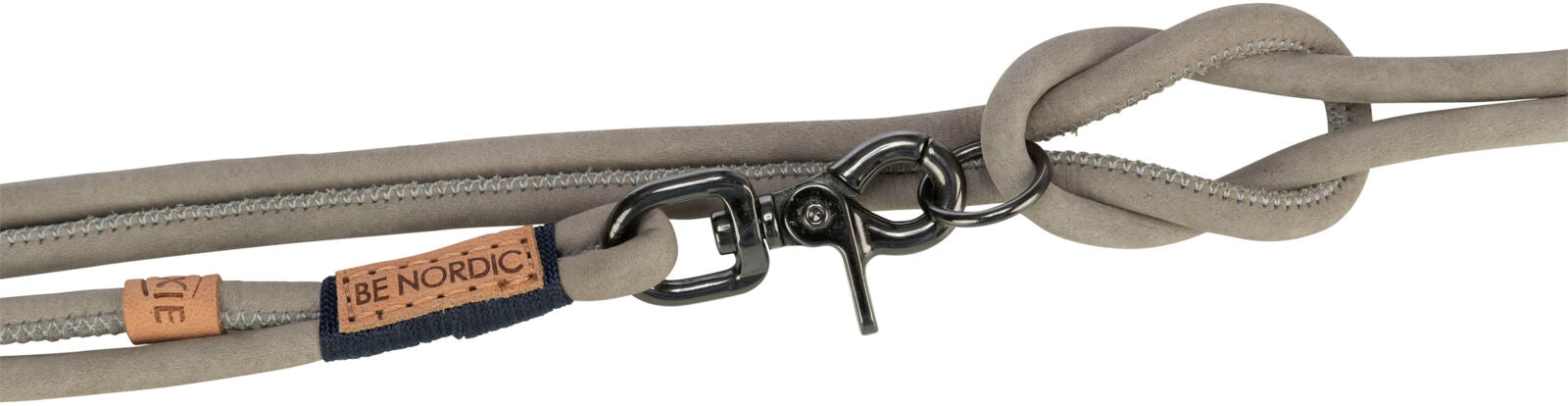 Graues Seil mit Metallhaken und Etiketten mit der Aufschrift "BE NORDIC", verbundenes Design erkennbar.