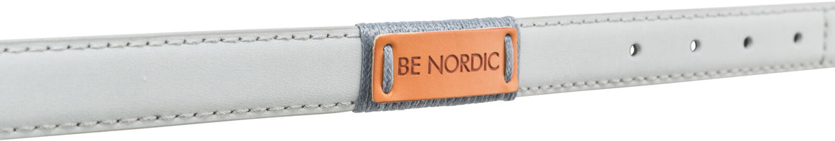 Graues Band mit sichtbarer Naht und sechs Löchern sowie einem orangefarbenen Etikett mit der Aufschrift "BE NORDIC".