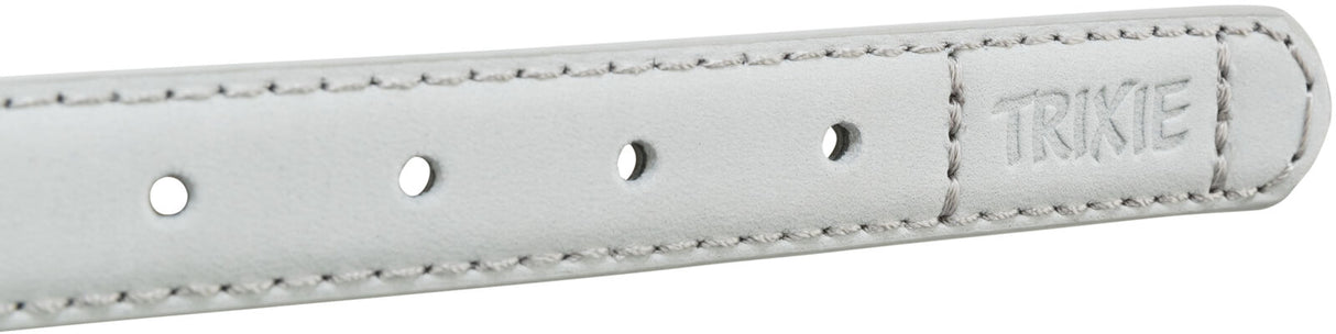 Graues, genähtes Band mit gelochtem Muster und eingeprägtem Schriftzug "TRIXIE".