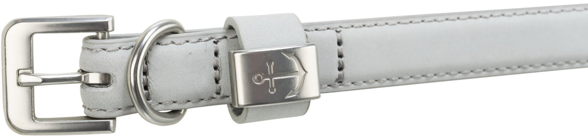 Grauer Ledergürtel mit silberner Schnalle und Metallverzierung in Form eines Ankers, sichtbare Nahtdetails.