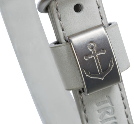 Nahaufnahme eines grauen Gürtels mit Ankersymbol auf der Schnalle, sichtbare Naht und Loch.