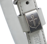 Nahaufnahme eines grauen Gürtels mit Ankersymbol auf der Schnalle, sichtbare Naht und Loch.