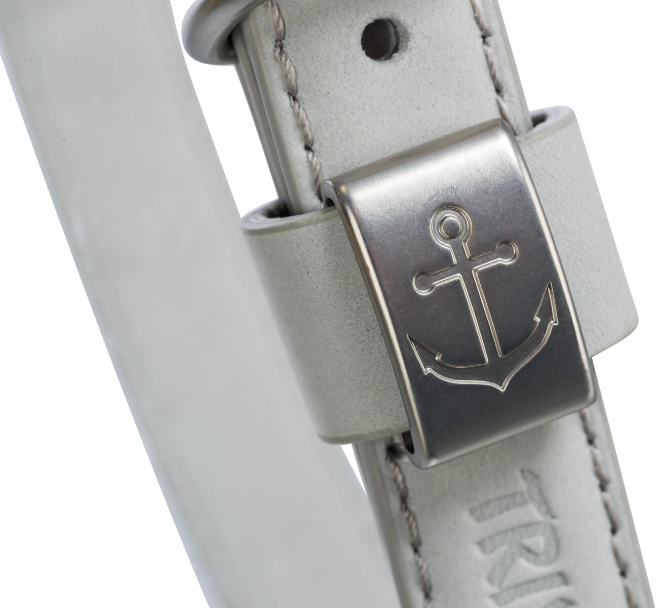 Nahaufnahme eines grauen Gürtels mit Ankersymbol auf der Schnalle, sichtbare Naht und Loch.