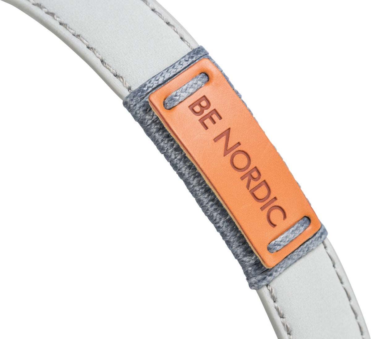 Graues Band mit orangefarbenem Etikett, Aufschrift "BE NORDIC", an den Kanten mit Nähten.