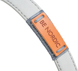 Graues Band mit orangefarbenem Etikett, Aufschrift "BE NORDIC", an den Kanten mit Nähten.