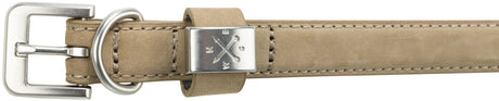 Beiger Ledergürtel mit silberner Schnalle und geprägten Symbolen auf dem Metallverschluss.