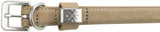 Beiger Ledergürtel mit silberner Schnalle und geprägten Symbolen auf dem Metallverschluss.