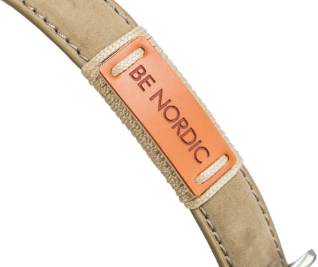 Beiges Hundehalsband mit oranger Aufschrift "BE NORDIC" auf einer Lederapplikation.