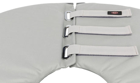 Grauer gepolsterter Kragen mit drei Klettverschlüssen und Metallösen, Label "TRIXIE" auf einem Verschluss.