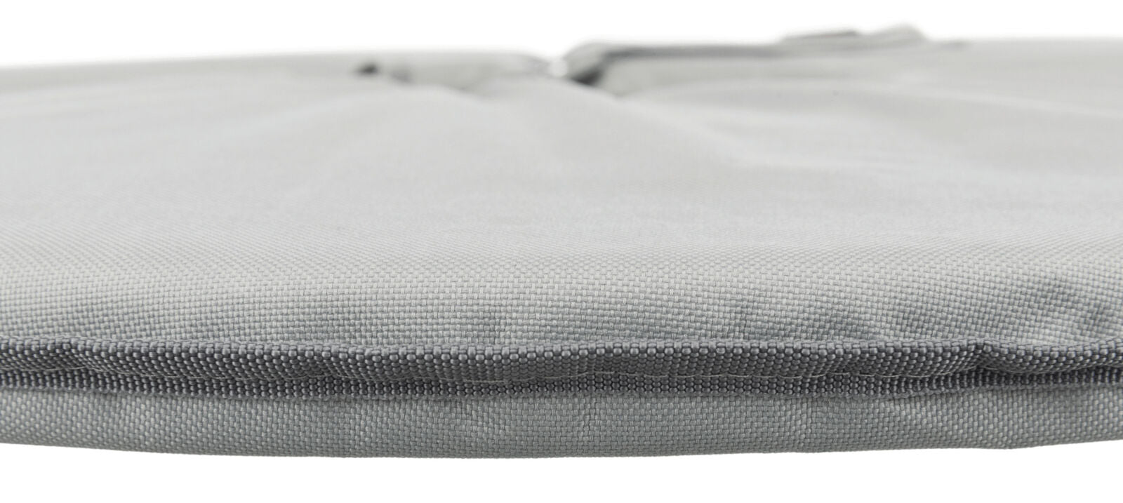 Graue, textile Oberfläche mit feiner Struktur, die einen weichen, gepolsterten Rand hat.