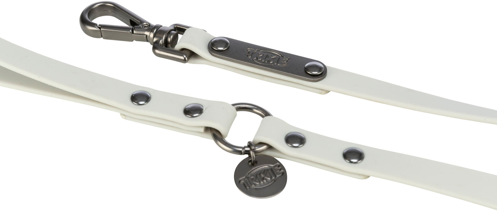 Weiße Hundeleine mit silbernen Metallbeschlägen, Karabinerhaken und rundem Anhänger mit der Aufschrift "Trixie".