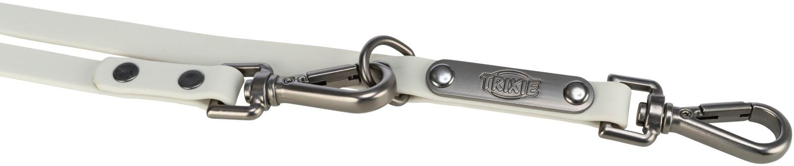 Weiße Hundeleine mit silbernen Metallverschlüssen und Markenlogo auf Metallplakette.