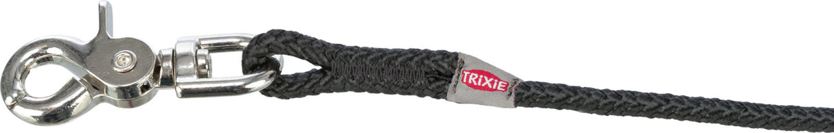 Metallschwenkhaken an geflochtener schwarzer Leine mit roten „Trixie“-Label, Nahaufnahme.