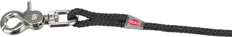 Metallschwenkhaken an geflochtener schwarzer Leine mit roten „Trixie“-Label, Nahaufnahme.