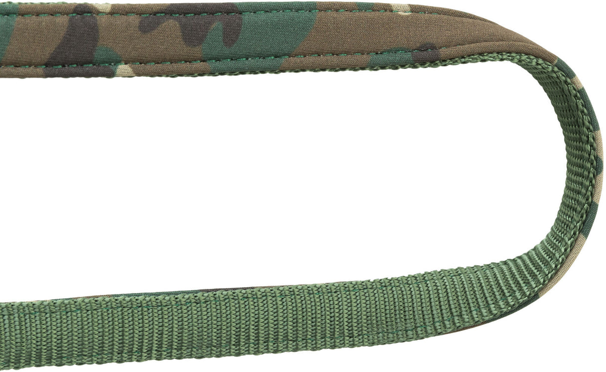 Grüner und brauner Gürtel mit Camouflage-Muster, Detailansicht der Naht und Oberfläche.