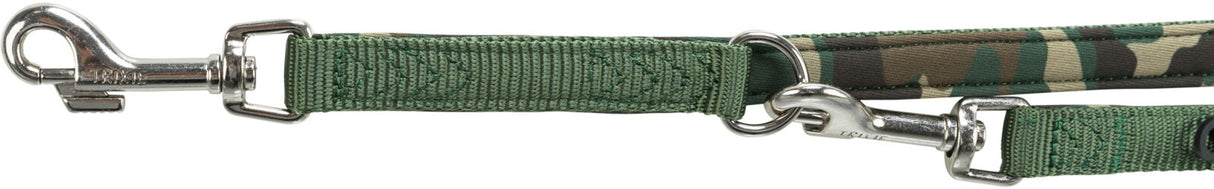 Grüne Hundeleine mit metallischem Karabinerhaken und camouflagemustertem Stoffeinsatz.