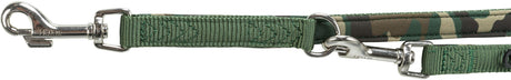 Grüne Hundeleine mit metallischem Karabinerhaken und camouflagemustertem Stoffeinsatz.
