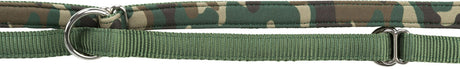 Grünes Hundehalsband mit Tarnmuster und Metallringen aus dicht gewebtem Material.