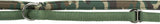 Grünes Hundehalsband mit Tarnmuster und Metallringen aus dicht gewebtem Material.