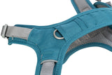 Blaues Geschirr mit silberner Schnalle und grauen Riemen, Nahaufnahme von Textur und Details.