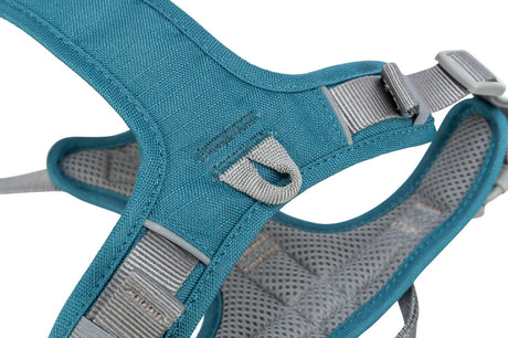 Blaues und graues Geschirr mit verstellbaren Riemen und Textilstruktur, detailreiche Nahaufnahme.