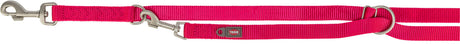 Rote Hundeleine mit stabilen Metallkarabinern und einem eingenähten Etikett mit dem Aufdruck "TRIXIE".